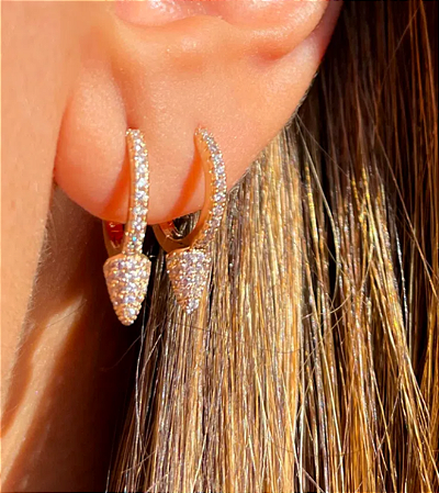 Brincos argolinha cone cravejada com zircônias cristal