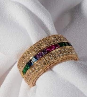 Anel grosso cravejado com zircônias cristal e baguete