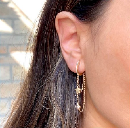 Brincos argolinha cravejada com zircônias cristal e duas correntes com pingentes estrela e zircônia