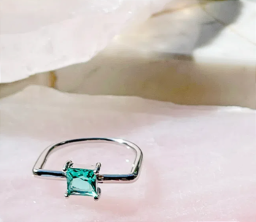 Anel com cristal paraíba aro quadrado prata 925