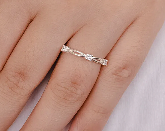 Anel trançado com zircônias cristal, prata 925