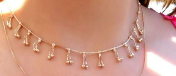 Colar choker com pingentes de franjas e bolinhas
