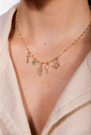 Colar de bolinhas com cinco pingentes, chave coração folha e borboleta, cravejados com zircônias color