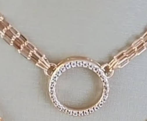 Colar choker com três correntinhas e círculo vazado cravejado com zircônias cristal