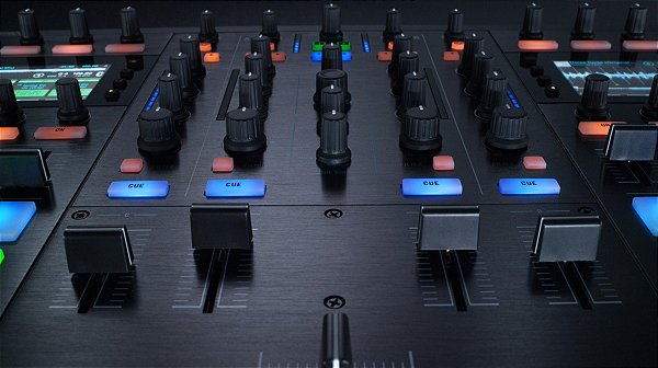 Controlador de 4 Canais Native Instruments Kontrol S8 para TRAKTOR