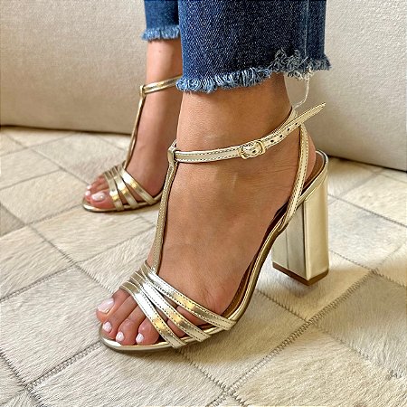 SANDÁLIA DOURADA SALTO ALTO BLOCO - LAVÍNIA