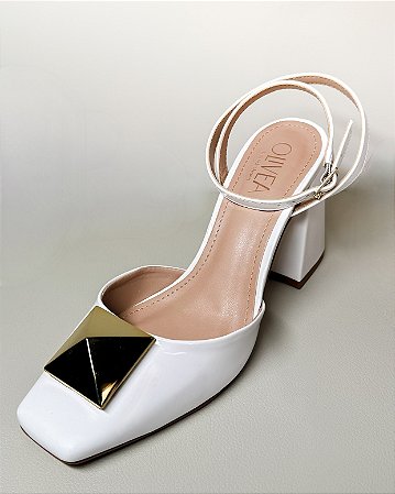 SCARPIN OFF WHITE VERNIZ SALTO BLOCO ENFEITE DOURADO - GEORGIA