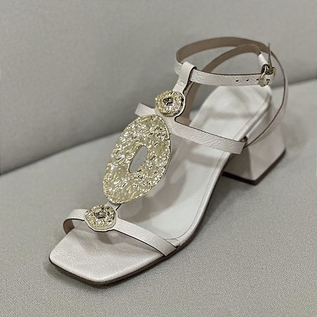 SANDÁLIA OFF WHITE SALTO BAIXO BLOCO METAL DOURADO - SUZY