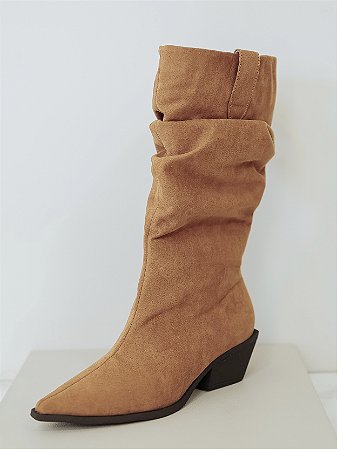 BOTA CARAMELO BICO FINO EM SUEDE - MARCELA