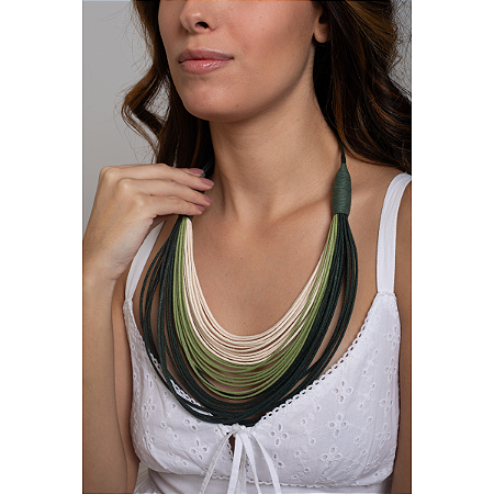 Colar Artesanal em Fios de Algodão Sustentável Tricolor: Verde Escuro, Verde Alface e Off White