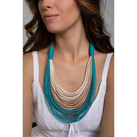 Colar Artesanal em Fios de Algodão Sustentável Tricolor: Azul Turquesa, Bege e Off White