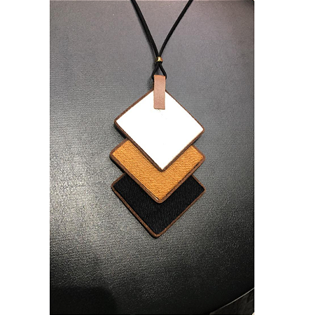 Colar Longo Ajustável em Couro Ecológico - Losango Triplo Off-White, Marrom Claro e Escuro