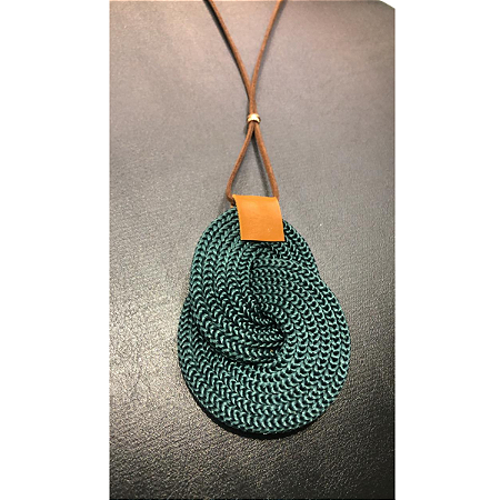 Colar Longo Ajustável em Couro Ecológico - "Oito Trançado" Turquesa