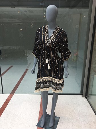 Vestido Curto Boho Chic Preto com Detalhe Dourado