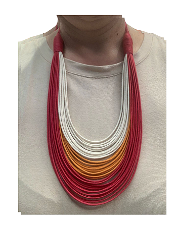 Colar Artesanal em Fios de Algodão Sustentável Tricolor: Vermelho, Laranja e Off White