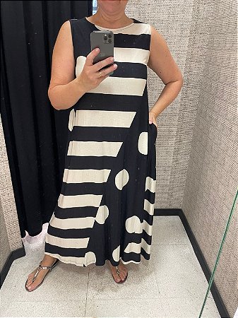 Vestido linha resort em viscose estampado com bolso lateral sem manga - TAM único
