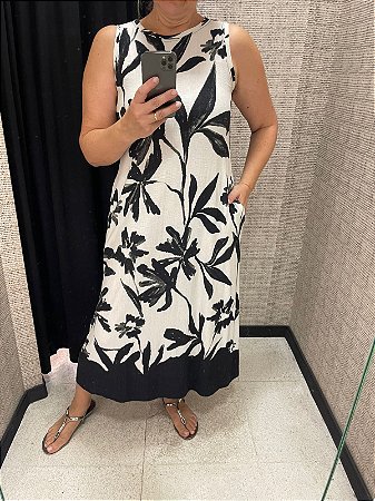 Vestido linha resort em viscose estampa floral com bolso lateral sem manga