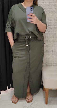 Conjunto de blusa decote V e saia em moletinho verde - TAM G