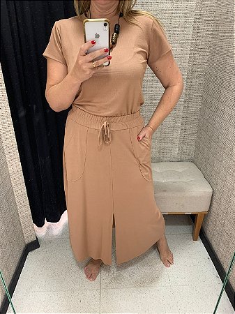 Conjunto de blusa e saia em viscose bege caramelo