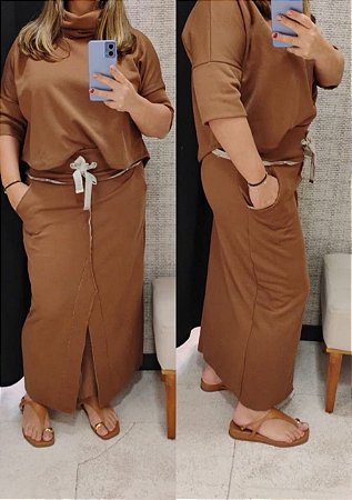 Conjunto de blusa com gola e saia em moletinho caramelo