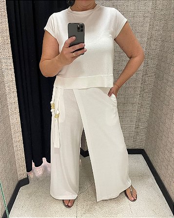 Blusa regata em viscose texturizada cor off white Tam unico
