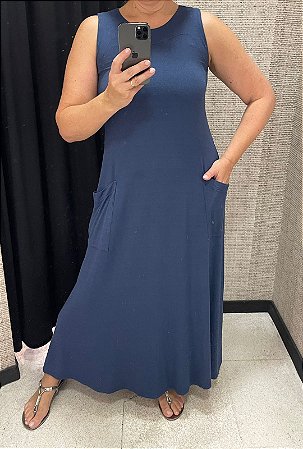Vestido linha resort em viscose azul com bolso lateral sem manga