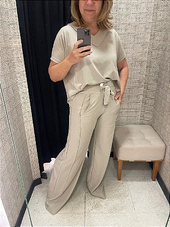 Conjunto Moletinho - Blusa decote em V e calça cinza