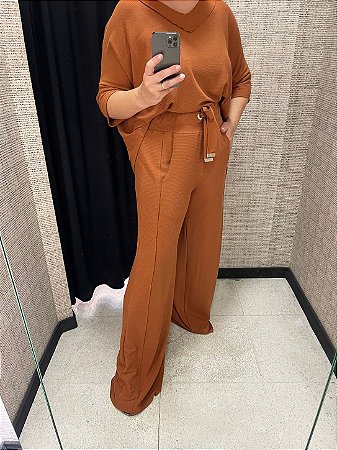 Conjunto em malha levit caramelo