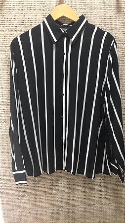Camisa em visco linho preta com listra branca oversize