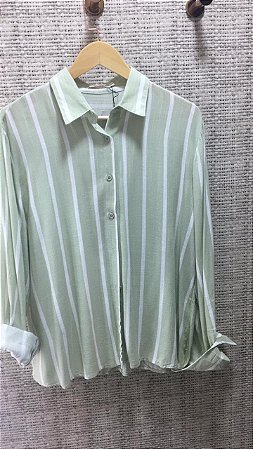 Camisa em visco linho verde com listra off white oversize