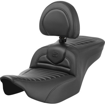 Banco Roadsofa 2 Lugares com Encosto Tuck-n-Roll Fibra de Carbono para Harley Touring 24-26 – Saddlemen