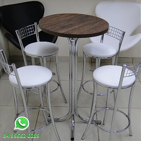 Conjunto de banquetas e mesa cromada com tampo madeirado