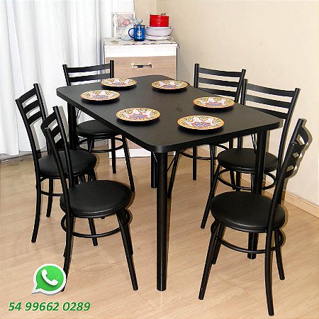 Conjunto de mesa e seis cadeiras de sala de jantar.