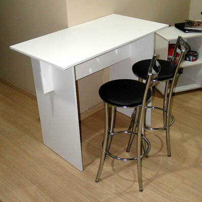 Bancada branca para pequenos espaços.