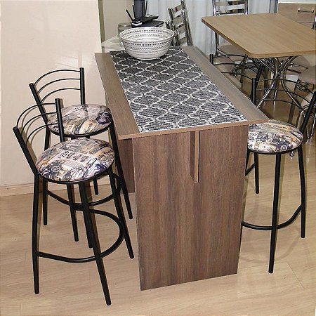 Bancada escura com banquetas empilháveis