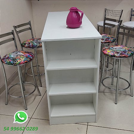 Conjunto de bancada com prateleiras e banquetas