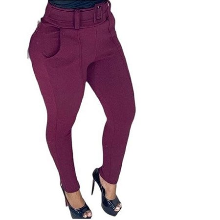 Calça feminina skinne malha crepe com cinto fixo com fivela.