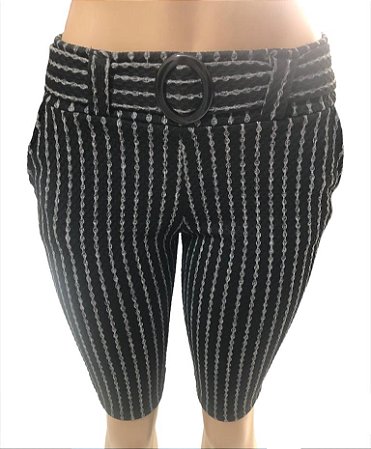 Bermuda Feminino Listrado Longo No Joelho De Malha Colmeia Com Cinto