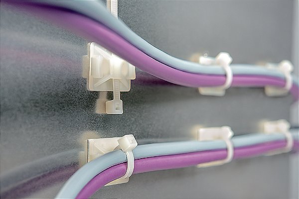 Clips De Fixação Autoadesivo Altura 6,0Mm Largura 25,0Mm Poliamida Natural Lkcs/A-Pa66-Na Hellermann