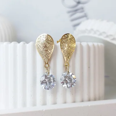 BRINCO GOTA TRABALHADA ZIRCÔNIA