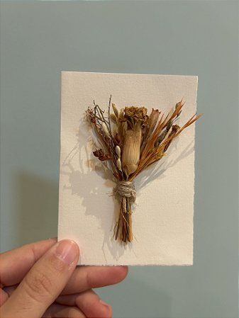Cartão de flores desidratadas