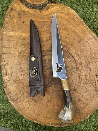 Faca Churrasco Profissional em Aço Carbono Com Bainha Em Couro - Lâmina com Cavalo e Cabo de Chifre.