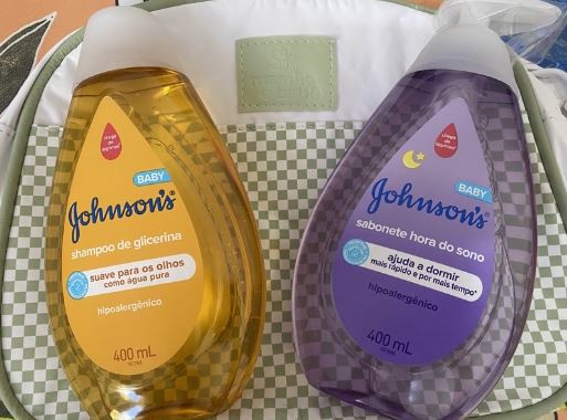 Kit Johnson's + Bolsinha Mamãe e Bebe Natura | Shampoo de Glicerina 400ml +  Sabonete Hora do Sono 400ml - GB Armarinhos
