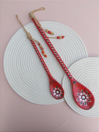 Colher de pau decorativa vermelha