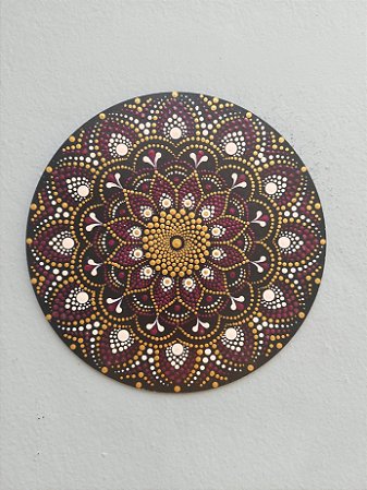 Mandala em pontilhismo dourada e vinho