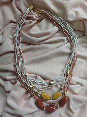 Colar com cordão desmontado com resinas