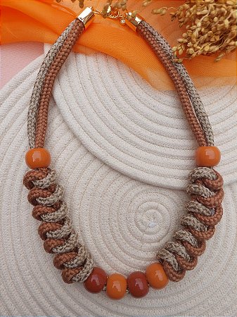 Colar nó serpente e resinas