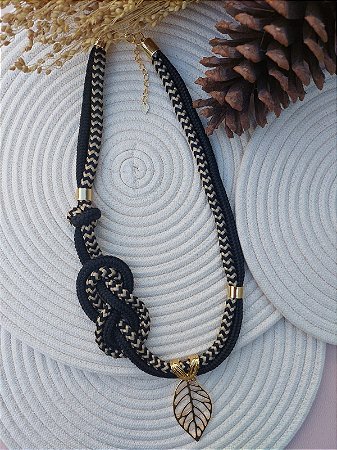 Colar preto com rami pingente folha