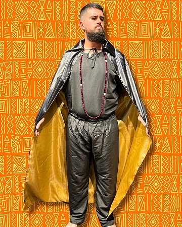 Capa de Cetim Preto e Dourada com Gola