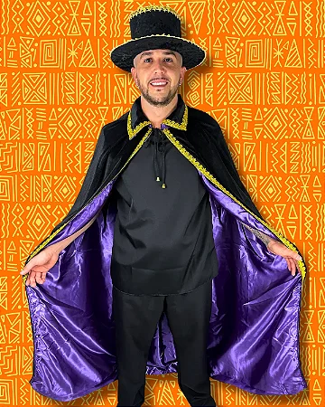 Capa de Veludo Preto e Forro Roxo com Gola